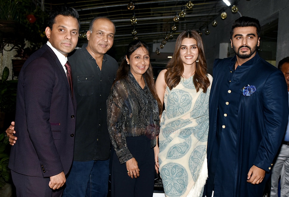 आशुतोष ने दिखाई रचनात्मकता Arjun Kapoor, Kriti Sanon etc at screening of movie Panipat at PVR juhu