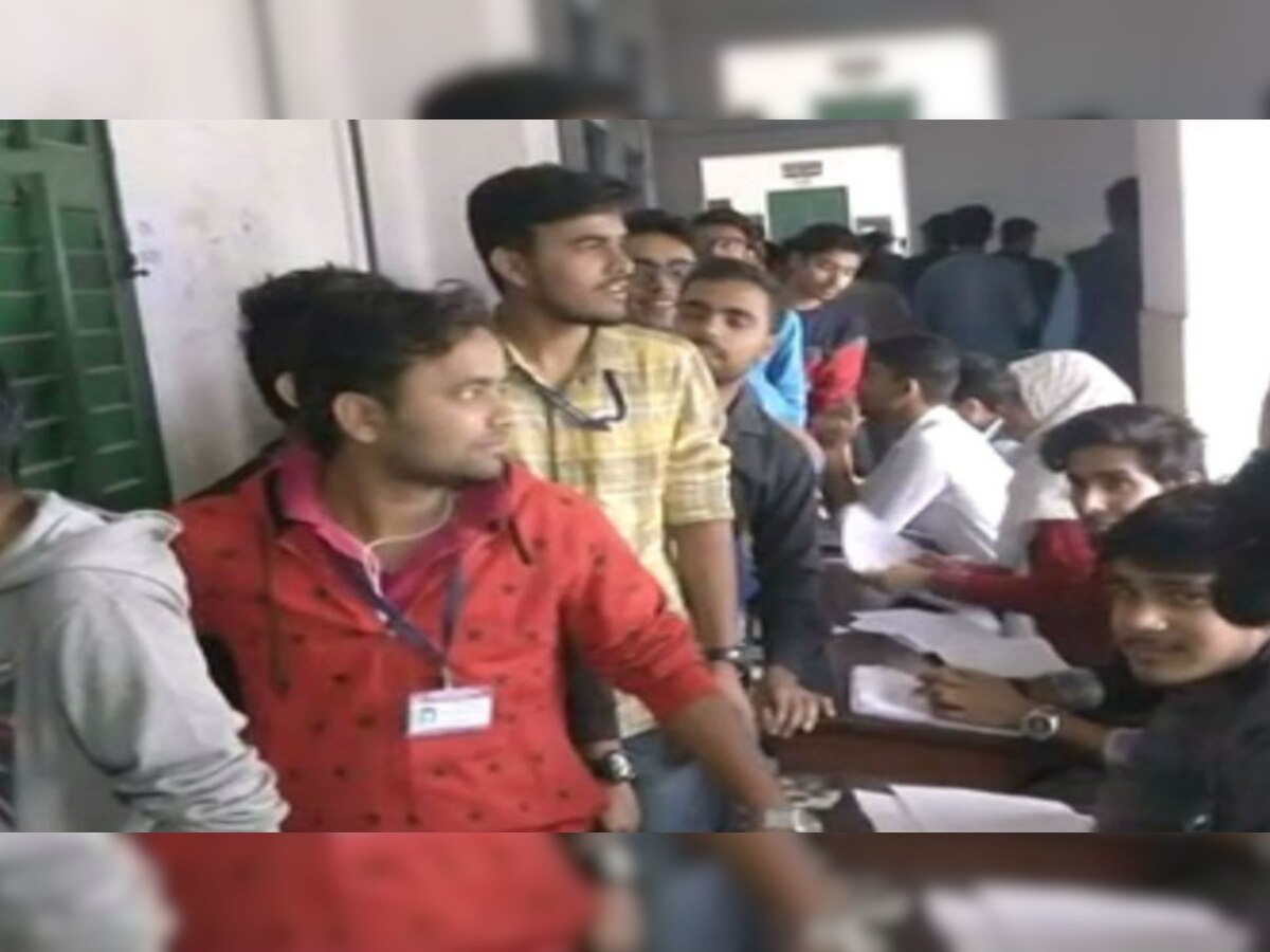 पटना कॉलेज में छात्रों की लंबी कतारें नजर आ रही हैं.