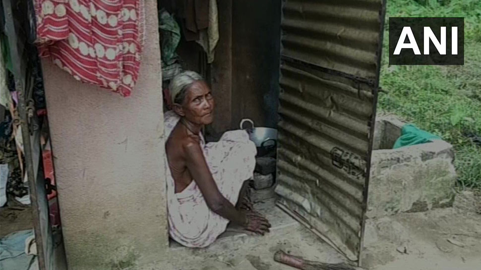 ओडिशा: 3 साल से टॉयलेट में रह रही 72 वर्षीय महिला, सरपंच ने कहा- अभी घर देने वाली कोई योजना नहीं