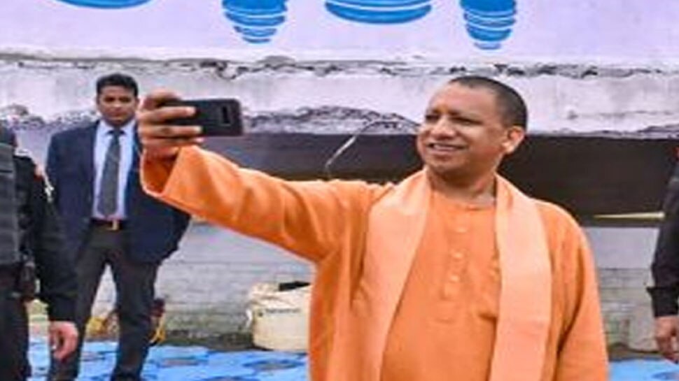 कानपुर: सीएम योगी ने किया सीसामऊ में सेल्फी पॉइंट का उद्घाटन, पहली बार ली selfie