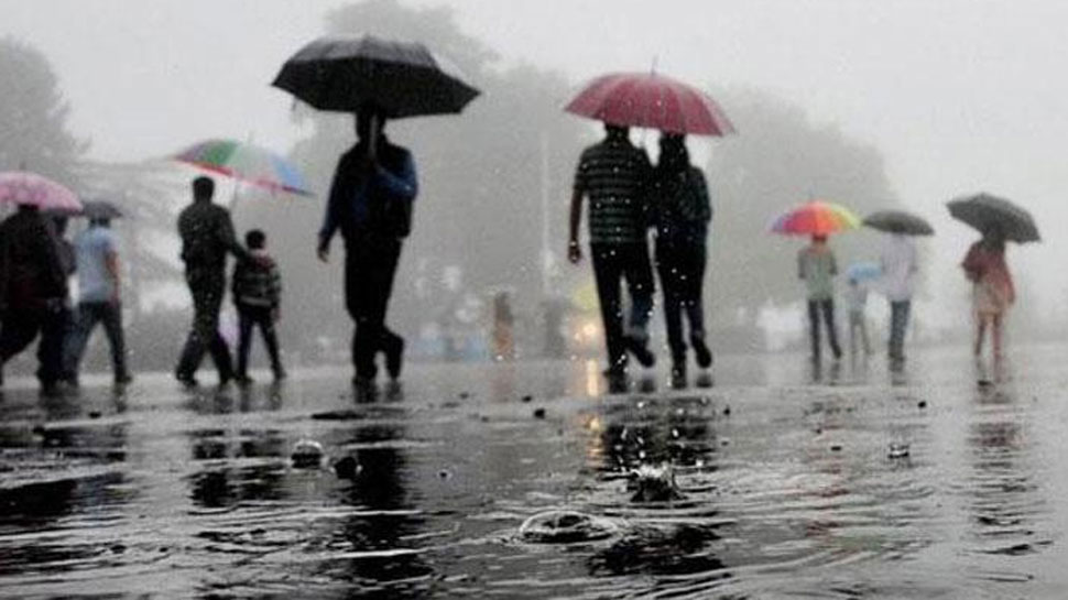 दिल्ली-NCR में बरसात से पारा गिरा, देश के कई शहरों में कल भारी बारिश की संभावना