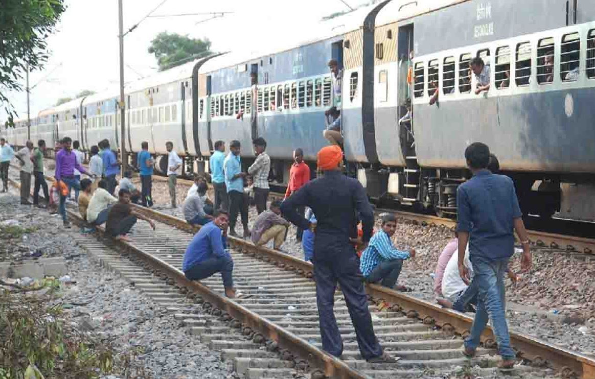 चंदौली में टूटा रेलवे का ओएचई वायर, तीन घंटे बाद शुरू हो सका दिल्ली-हावड़ा रूट