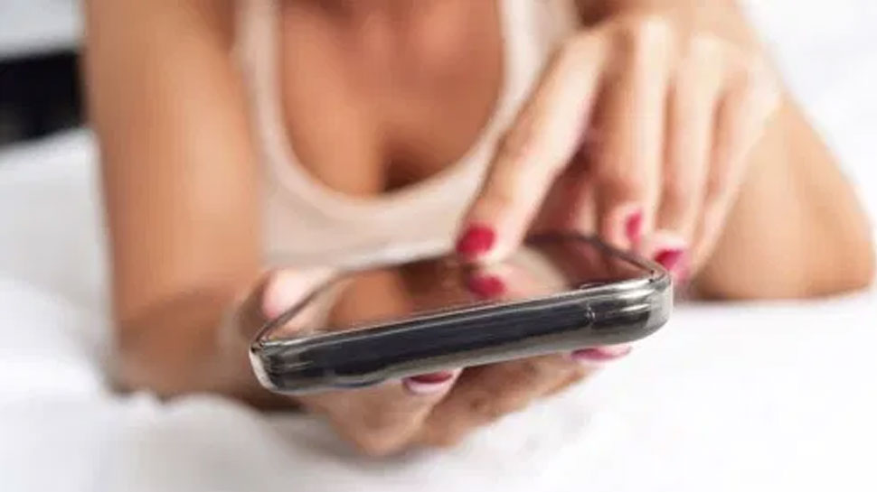 सेक्स लाइफ का दुश्मन है स्मार्टफोन, युवा हो रहे सबसे ज्यादा प्रभावित: सर्वे
