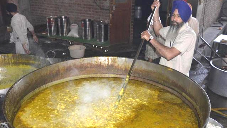 बंगला साहिब गुरुद्वारे में पक गई 'प्लास्टिक की दाल', परोसने से पहले फेंकी गई बंगला साहिब गुरुद्वारे में पक गई 'प्लास्टिक की दाल', परोसने से पहले फेंकी गई