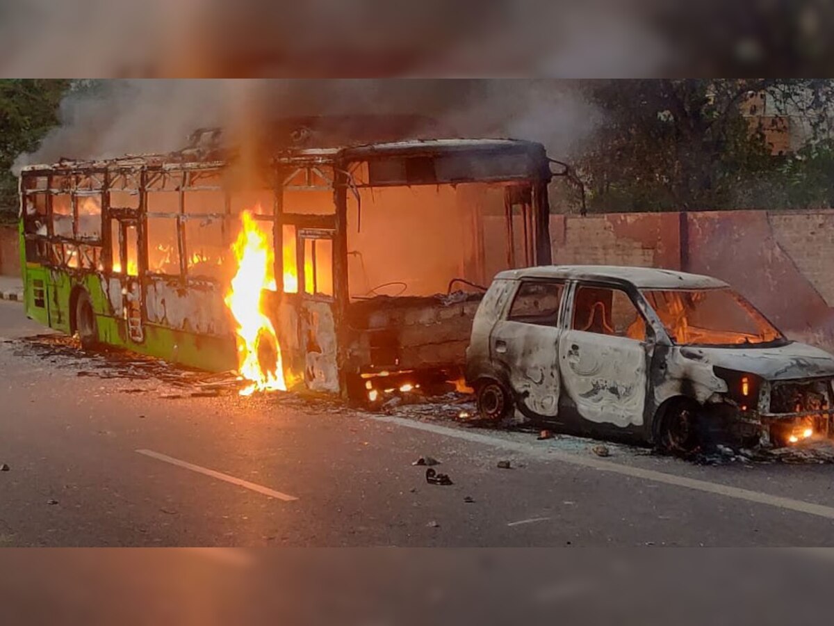दिल्ली परिवहन निगम (डीटीसी) की बसों में भरत नगर के पास प्रदर्शनकारियों ने आग लगा दी. (फोटो: ANI)