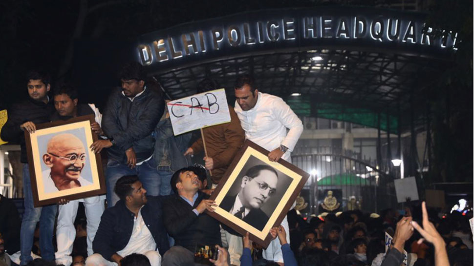 दिल्ली पुलिस मुख्यालय के बाहर छात्रों का प्रदर्शन, ZEE NEWS संवाददाता के साथ बदसलूकी