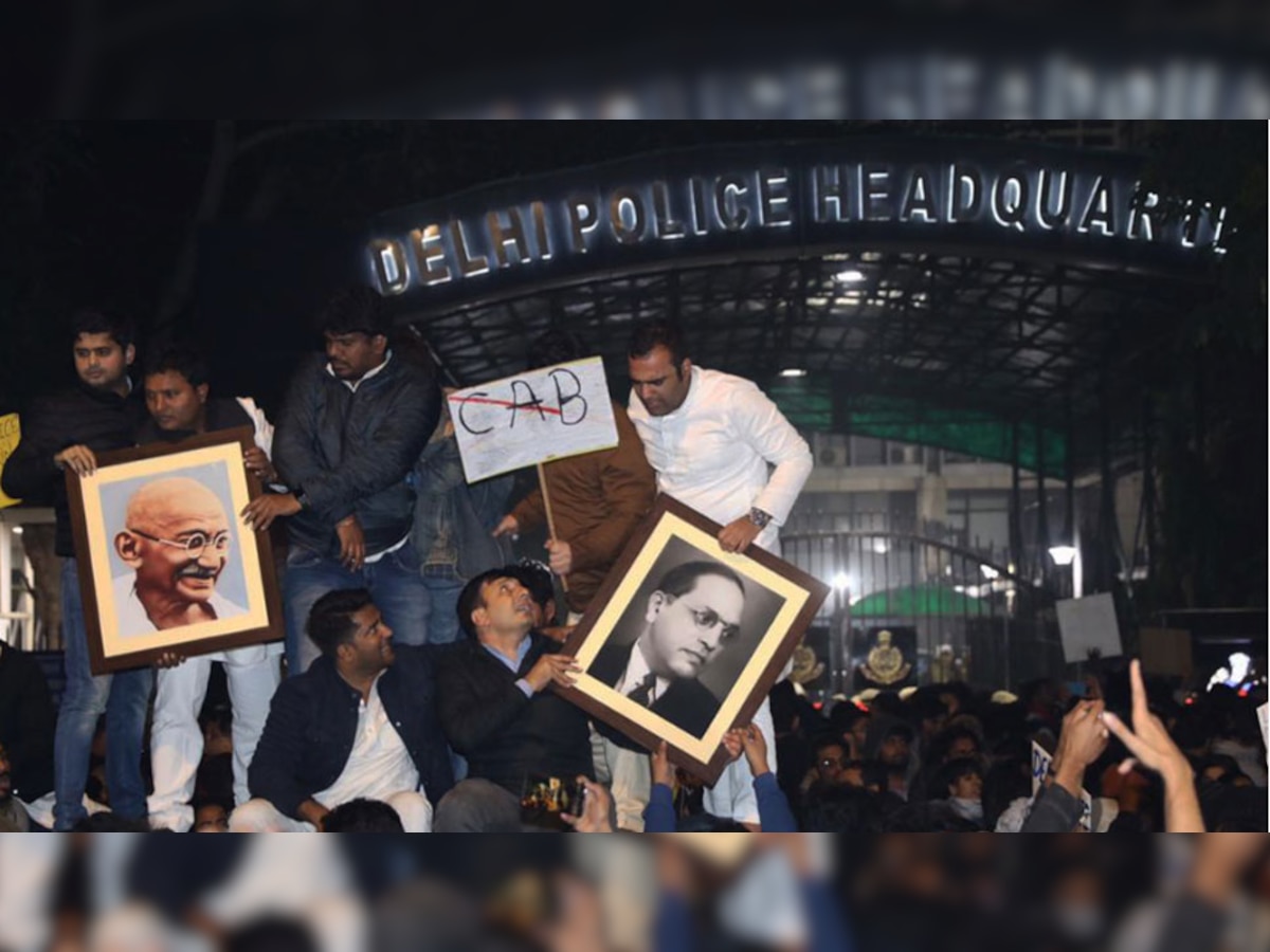 जामिया नगर हिंसा के खिलाफ प्रदर्शनकारियों ने दिल्ली पुलिस मुख्यालय के बाहर आंदोलन किया.
