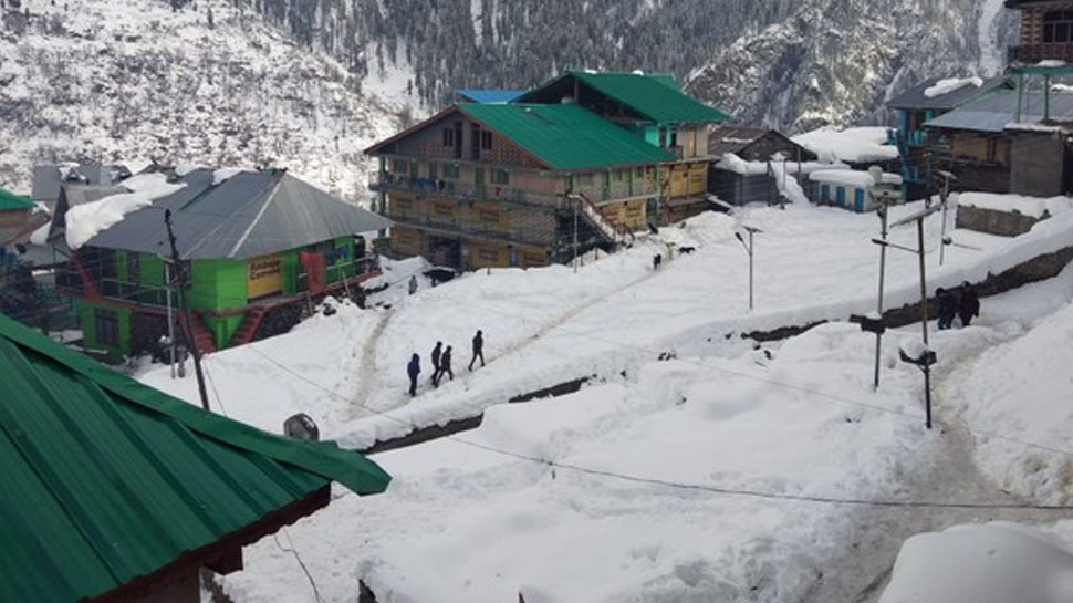 पहाड़ों पर भारी बर्फबारी से जनजीवन अस्तव्यस्त, आज भी भारी बारिश के आसार पहाड़ों पर भारी बर्फबारी से जनजीवन अस्तव्यस्त, आज भी भारी बारिश के आसार