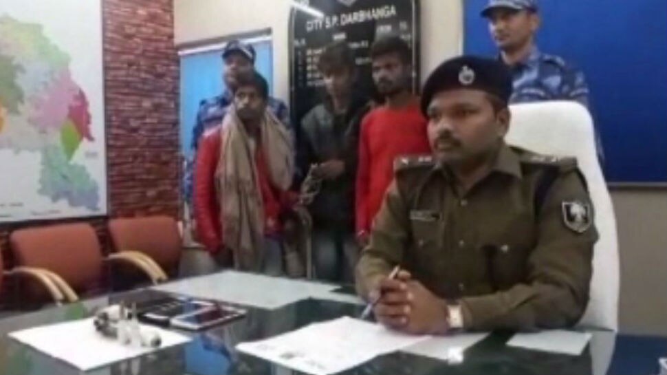 बिहार: दरभंगा में तीन शराब तस्कर गिरफ्तार, देसी कट्टा-जिंदा कारतूस बरामद
