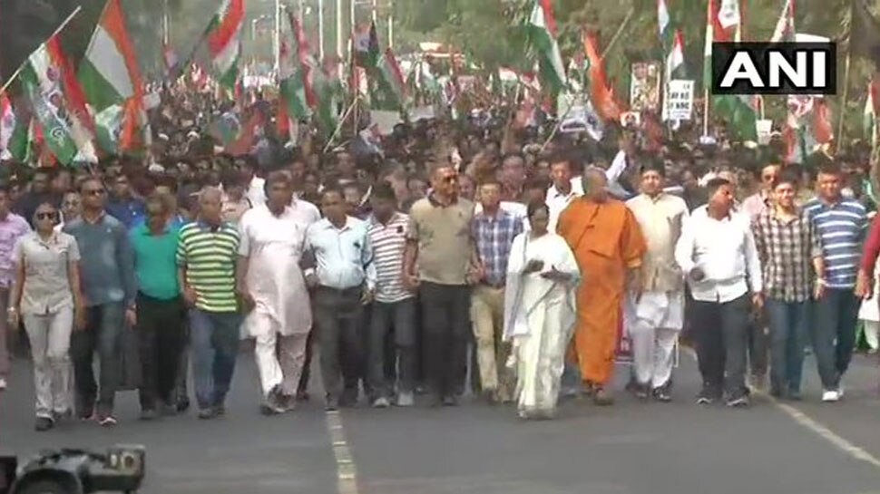 नागरिकता कानून और NRC के खिलाफ प्रदर्शन में उतरीं ममता बनर्जी, कोलकाता में निकाला मार्च