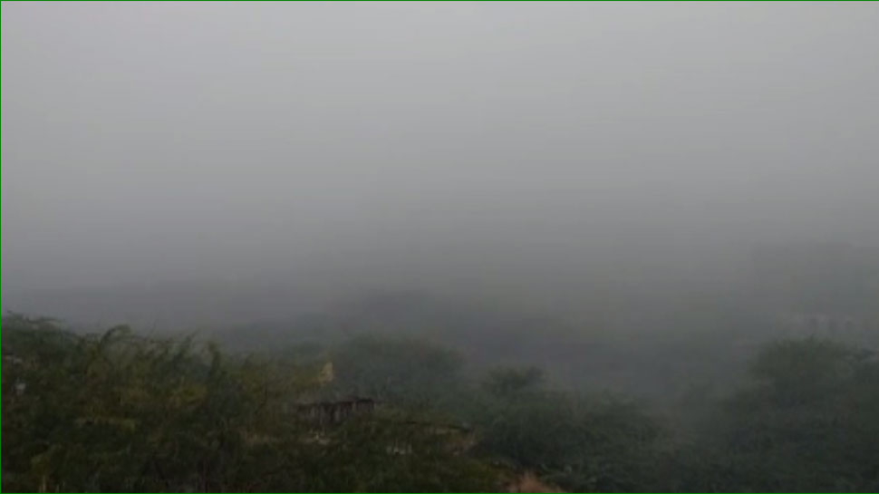 घने कोहरे के आगोश में लिपटा सवाई माधोपुर, गिरे तापमान से बढ़ी ठंड घने कोहरे के आगोश में लिपटा सवाई माधोपुर, गिरे तापमान से बढ़ी ठंड
