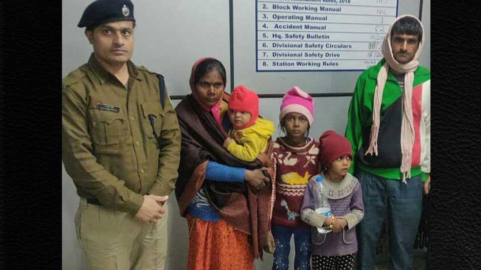 परिवार से बिछड़ी दो मासूम बहनें, फरिश्ता बनकर आए RPF के अंकल ने परिवार से मिलवाया परिवार से बिछड़ी दो मासूम बहनें, फरिश्ता बनकर आए RPF के अंकल ने परिवार से मिलवाया