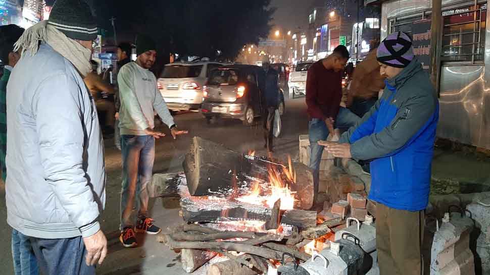 उत्तराखंड: पहाड़ों पर हुई बर्फबारी से मैदानी इलाकों में बढ़ी ठंड, सरकार ने दिए ये आदेश उत्तराखंड: पहाड़ों पर हुई बर्फबारी से मैदानी इलाकों में बढ़ी ठंड, सरकार ने दिए ये आदेश