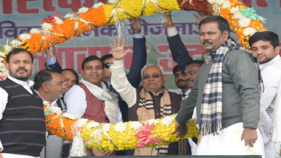 कैमूर: CM नीतीश का बड़ा ऐलान, कहा- बारिश से बर्बाद हुए धान का मुआवजा देगी सरकार कैमूर: CM नीतीश का बड़ा ऐलान, कहा- बारिश से बर्बाद हुए धान का मुआवजा देगी सरकार