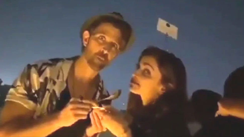 दीपिका पादुकोण को अपने हाथों से ऋतिक रोशन ने खिलाई चॉकलेट, वायरल हुआ ये VIDEO दीपिका पादुकोण को अपने हाथों से ऋतिक रोशन ने खिलाई चॉकलेट, वायरल हुआ ये VIDEO