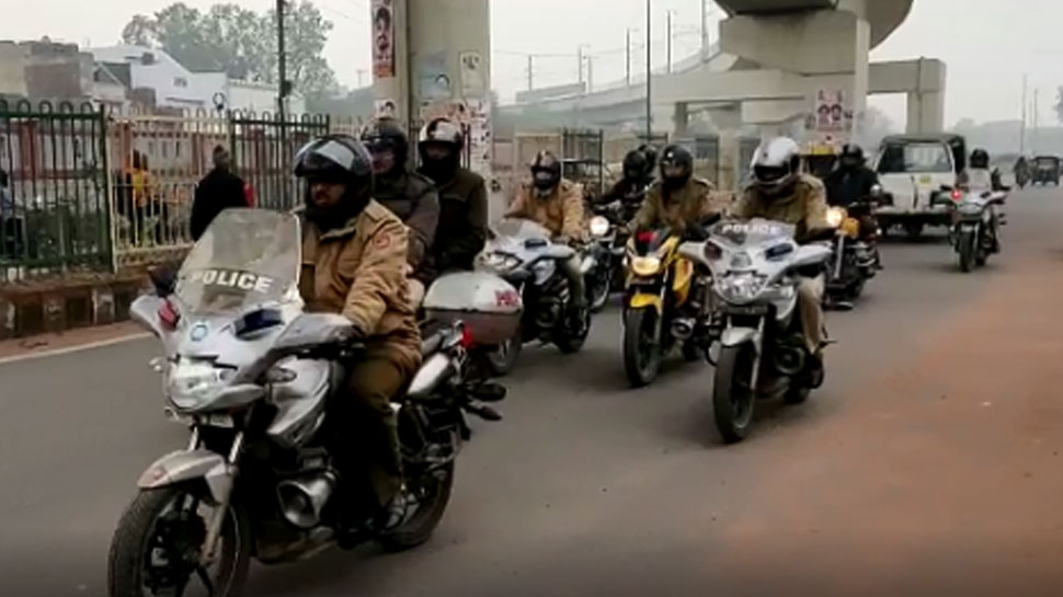 LIVE: पूरी उत्तर पूर्वी दिल्ली में धारा 144 लागू, पुलिस ने निकाला फ्लैग मार्च