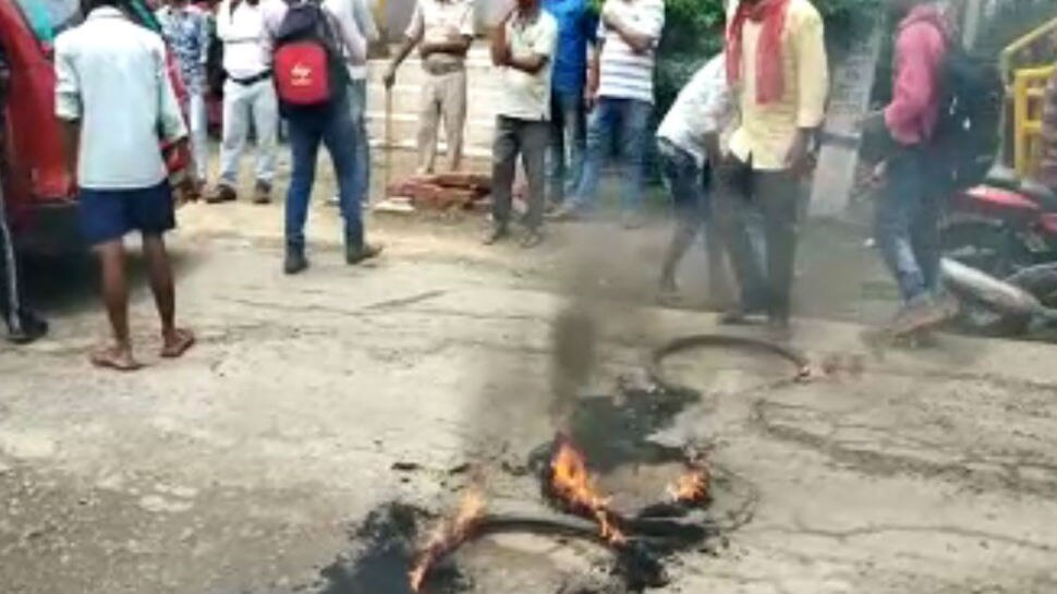 छपरा में जनवितरण प्रणाली के विक्रेताओं ने निकाला मार्च, मांगों को लेकर किया प्रदर्शन