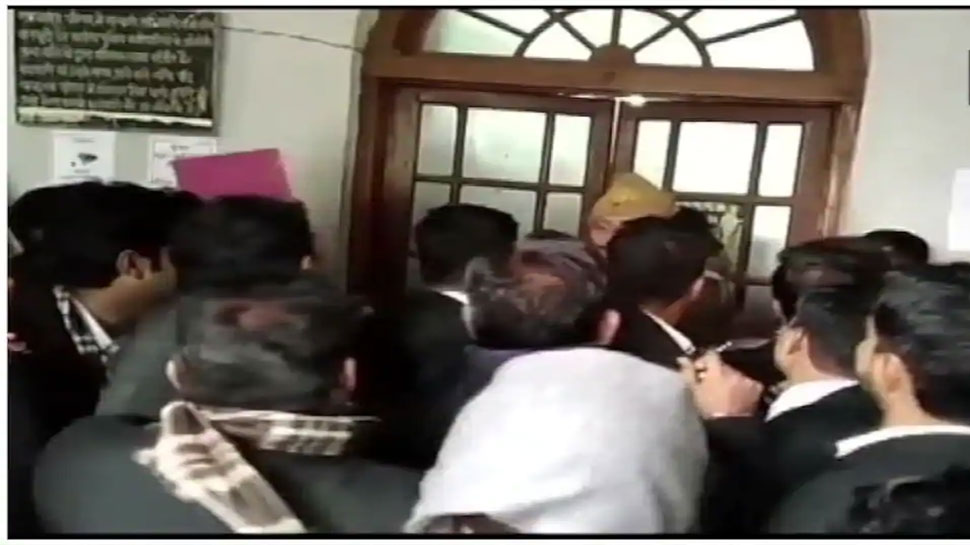 6 महीने पहले हुई थी पिता की हत्या, बेटे ने कोर्ट में दिनदहाड़े आरोपी के सीने में उतार दीं गोलियां 6 महीने पहले हुई थी पिता की हत्या, बेटे ने कोर्ट में दिनदहाड़े आरोपी के सीने में उतार दीं गोलियां