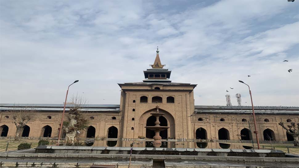 आर्टिकल 370 में बदलाव के 135 दिन बाद खुली ऐतिहासिक जामिया मस्जिद, अदा की गई नमाज आर्टिकल 370 में बदलाव के 135 दिन बाद खुली ऐतिहासिक जामिया मस्जिद, अदा की गई नमाज