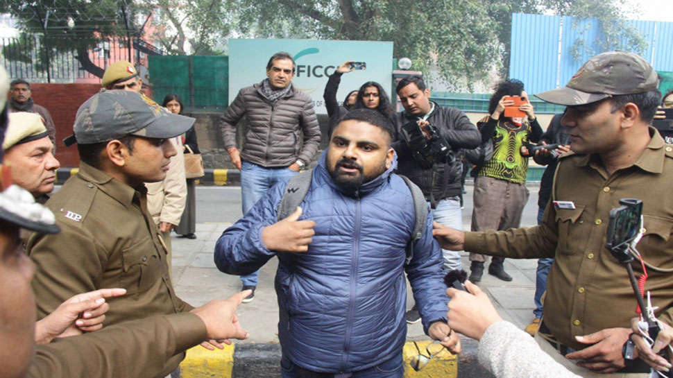 मंडी हाउस में प्रदर्शन कर रहे लोगोंं को पुलिस द्वारा हिरासत में लिया गया... फोटो- ANI मंडी हाउस में प्रदर्शन कर रहे लोगोंं को पुलिस द्वारा हिरासत में लिया गया... फोटो- ANI