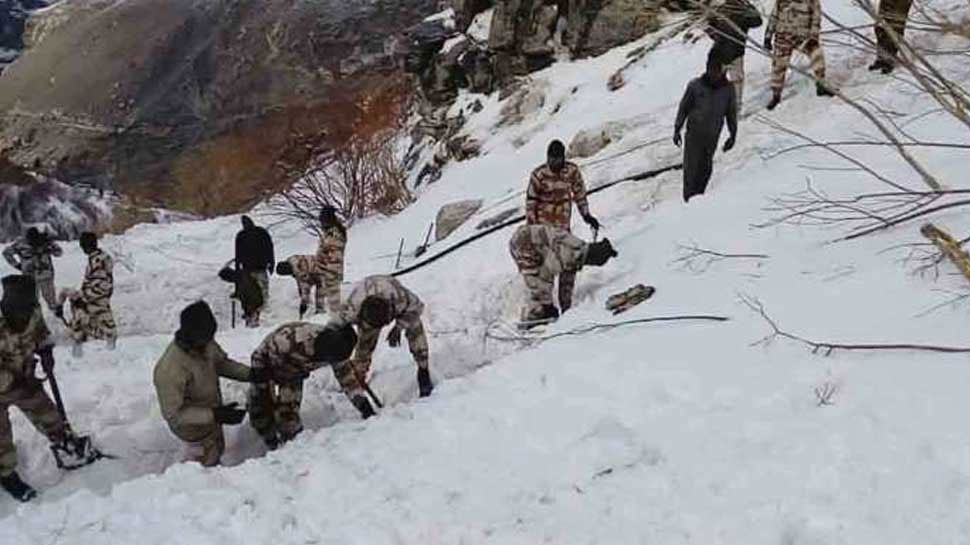 पिथौरागढ़: भारी बर्फबारी की वजह से फंसे ITBP के जवान, अब ली जाएगी हेलीकॉप्टर की मदद पिथौरागढ़: भारी बर्फबारी की वजह से फंसे ITBP के जवान, अब ली जाएगी हेलीकॉप्टर की मदद