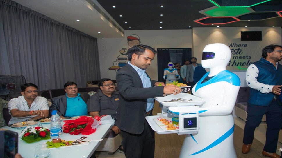 रायपुर: एक अनोखा रेस्टोरेंट जहां इंसान नहीं बल्कि रोबोट्स खिलाते हैं खाना