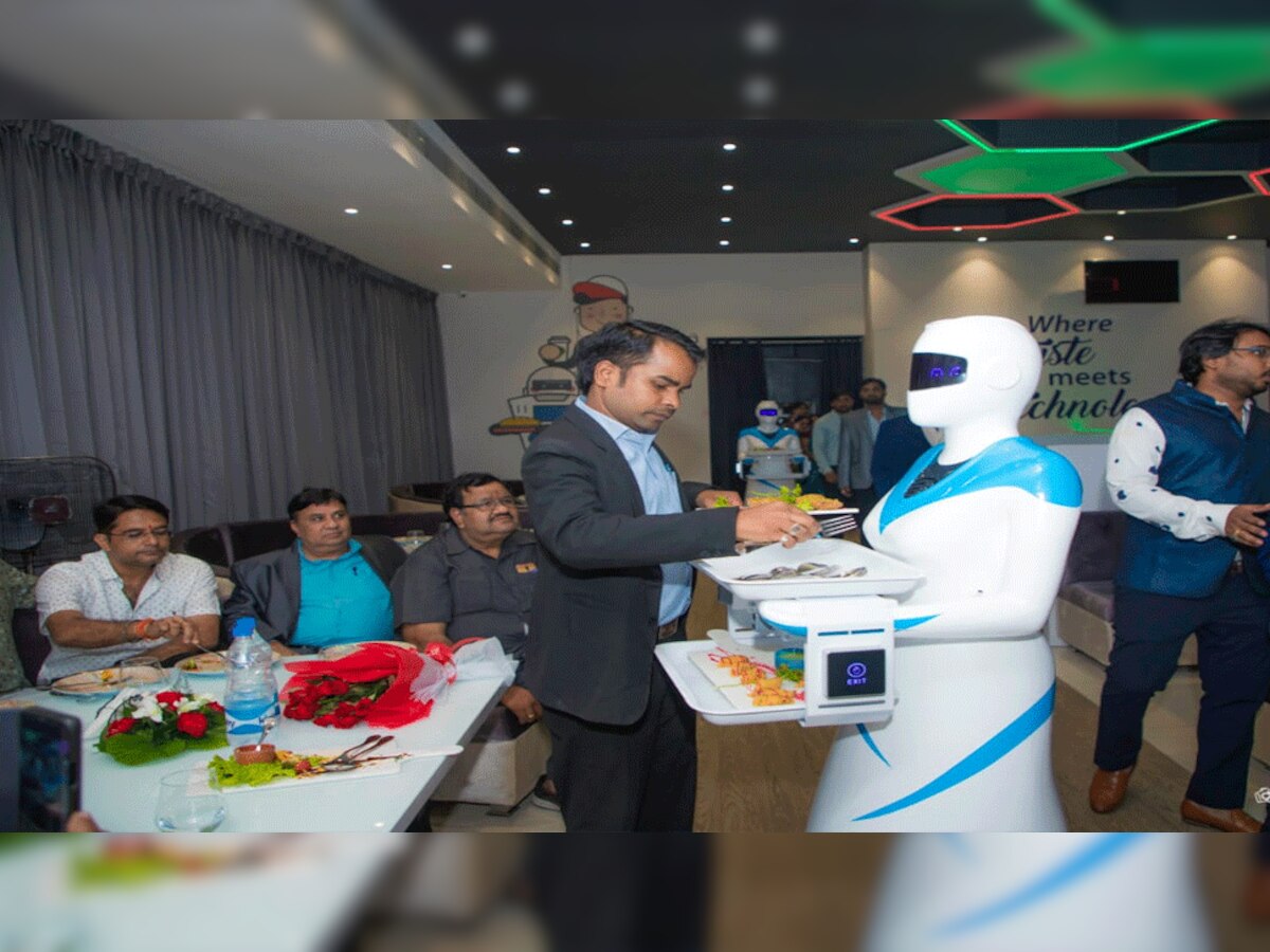 रायपुर: एक अनोखा रेस्टोरेंट जहां इंसान नहीं बल्कि रोबोट्स खिलाते हैं खाना