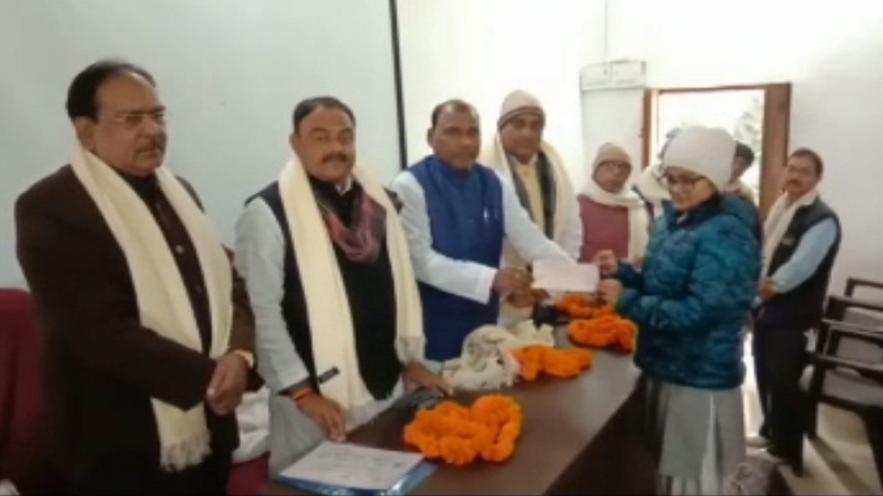 कैमूर: MLA ने पेश की मिसाल, टॉप करने पर छात्रा को 31 हजार रुपए देकर किया सम्मानित