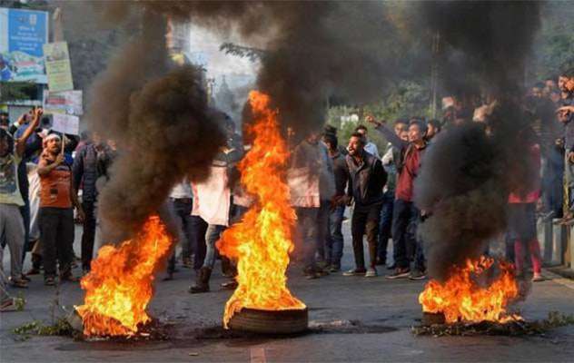 विरोध-प्रदर्शन की लपटों ने दिल्ली समेत पंद्रह शहरों को लिया लपेटे में  