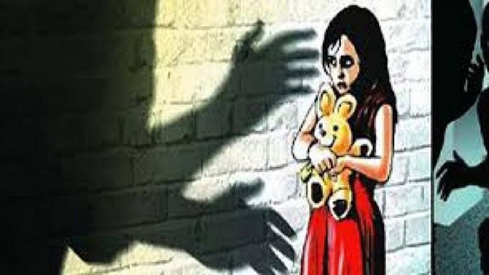 गढ़वा: नाबालिग छात्रा को मां बनने के लिए किया गया मजबूर, मां बोली- दोषियों को मिले सजा गढ़वा: नाबालिग छात्रा को मां बनने के लिए किया गया मजबूर, मां बोली- दोषियों को मिले सजा