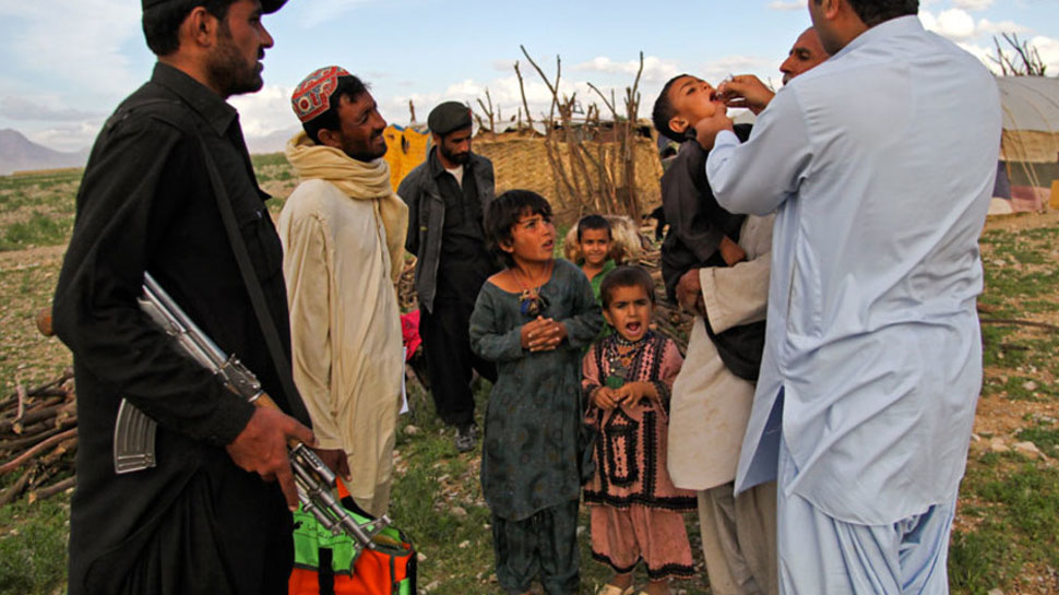 पाकिस्तान : पोलियो टीम पर हमले के दौरान 2 पुलिसकर्मियों की मौत