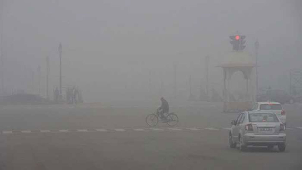 दिल्ली-NCR में छाया घना कोहरा, पालम में विजिबिलिटी हुई शून्य, उड़ानों की आवाजाही पर असर दिल्ली-NCR में छाया घना कोहरा, पालम में विजिबिलिटी हुई शून्य, उड़ानों की आवाजाही पर असर