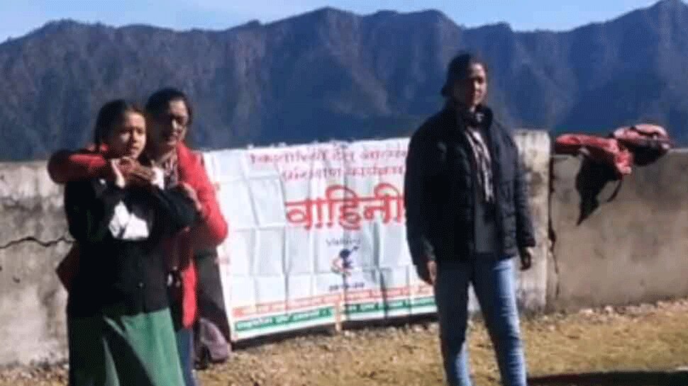 पौड़ी: बढ़ते अपराधों के चलते स्कूली छात्राओं को सिखाए जा रहे आत्मरक्षा के गुर