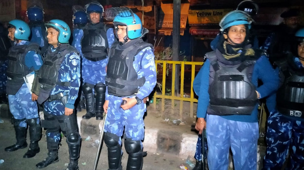 उपद्रवियों खदेड़ने के लिए पुलिस को करना पड़ा बल प्रयोग Police had to use force to chase the miscreants