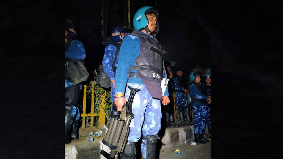 दिल्ली के दरियागंज में पुलिस उपद्रवियों को खदेड़ा Police miscreants cased in Delhi's Daryaganj