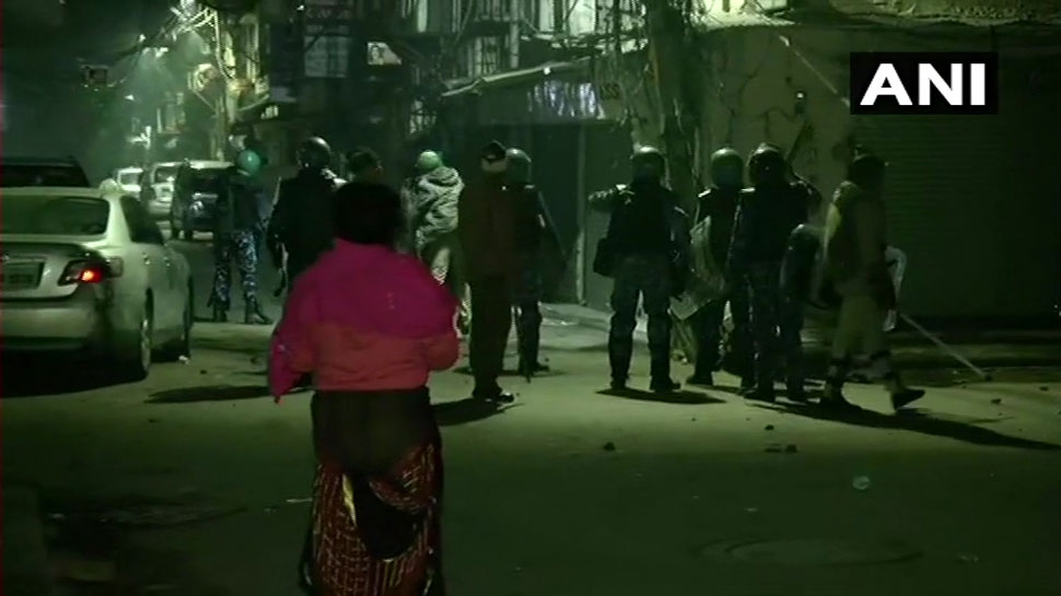 दिल्ली के दरियागंज में पुलिस को करना पड़ा बल प्रयोग Watch Pics : protesters at Delhi Gate in Daryaganj area