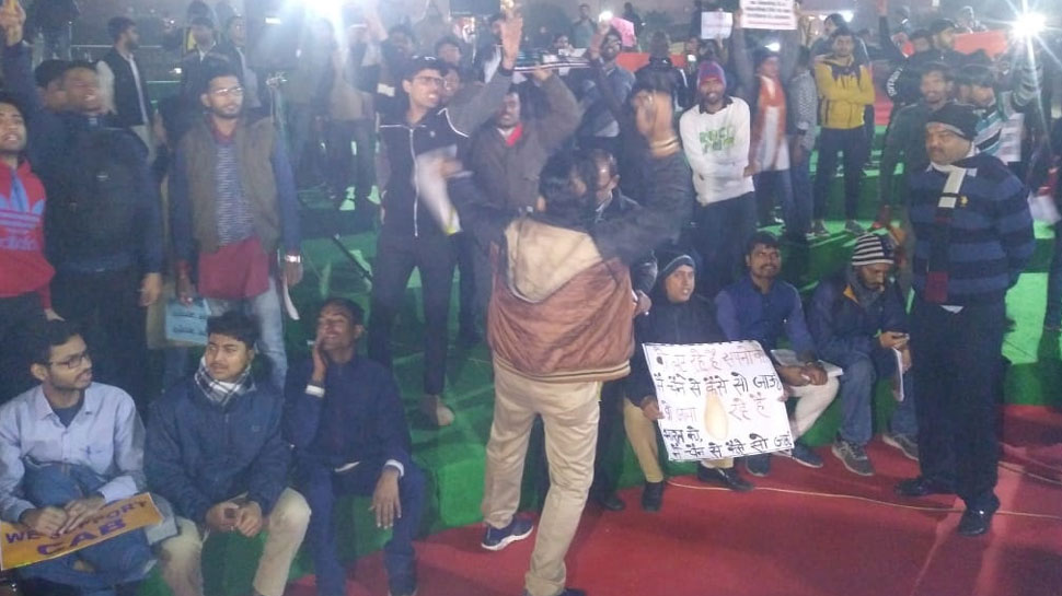 दरियागंज में जमा हुई भीड़ में ज्यादातर युवा दिखे Watch Pics : protesters at Delhi Gate in Daryaganj area