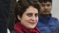 ठंडी हवाओं के बीच प्रियंका वाड्रा पहुंचीं इंडिया गेट, प्रदर्शनकारियों से भी की मुलाकात