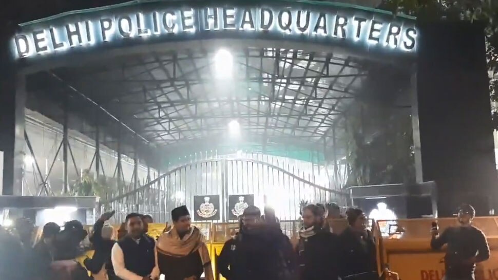 दिल्ली पुलिस मुख्यालय पर धरने पर बैठे प्रदर्शनकारी, हिरासत में लिए गए लोगों को छोड़ने की मांग