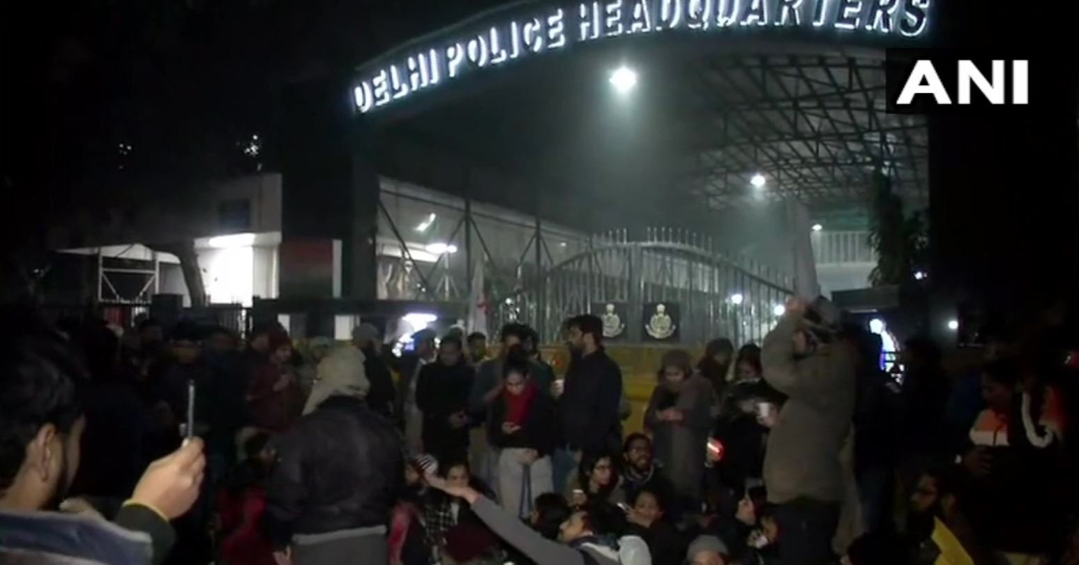 हिरासत में लिए गए लोगों को छुड़ाने आधी रात को पुलिस मुख्यालय पर जुटे दंगाई