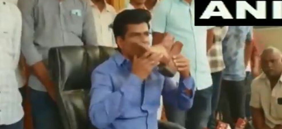 ପୋଲିସର ଜୋତାକୁ କିସ୍ କଲେ ସାଂସଦ