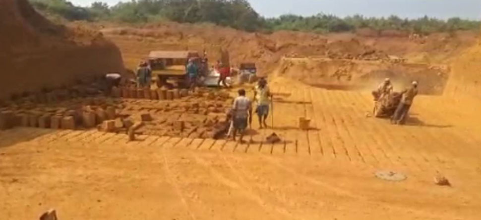 କଙ୍କଡାହାଡ ବେଆଇନ ପଥର ଖଣି: ମାଲାମାଲ ମାଫିଆ, ଅସ୍ତବ୍ୟସ୍ତ ଜନ ଜୀବନ କଙ୍କଡାହାଡ ବେଆଇନ ପଥର ଖଣି: ମାଲାମାଲ ମାଫିଆ, ଅସ୍ତବ୍ୟସ୍ତ ଜନ ଜୀବନ