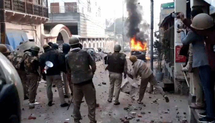 CAA Protest: यूपी में अब तक 15 लोगों की मौत, यूपी टीईटी की परीक्षा स्थगित, स्कूल-कॉलेज बंद