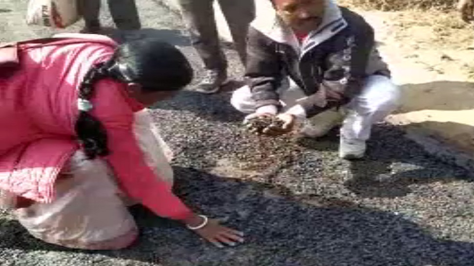 लातेहार: सरकारी गुणवत्ता की खुली पोल, सड़क निर्माण में खराब सामान का हो रहा प्रयोग