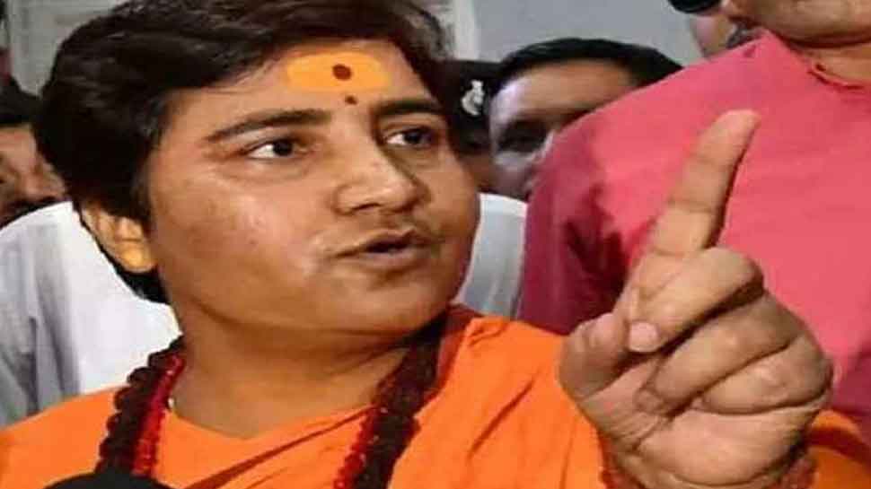 विमान सीट विवाद: साध्वी प्रज्ञा की हुई थी यात्रियों से झड़प, कांग्रेस ने ट्वीट किया वीडियो विमान सीट विवाद: साध्वी प्रज्ञा की हुई थी यात्रियों से झड़प, कांग्रेस ने ट्वीट किया वीडियो