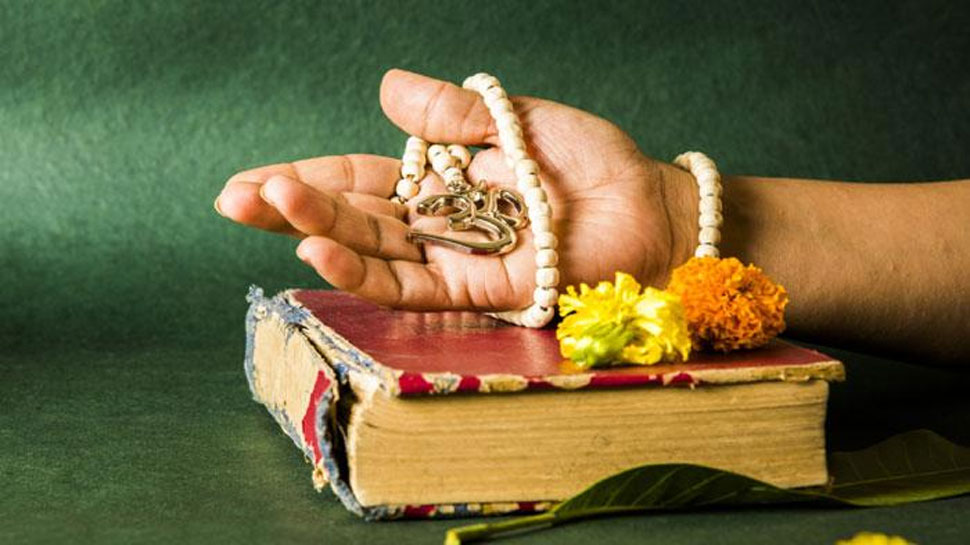 UP: अधिकारी ने तंत्र-मंत्र से कराना चाहा DM का तबादला, पंडित ने किया मना तो कर दिया ये काम