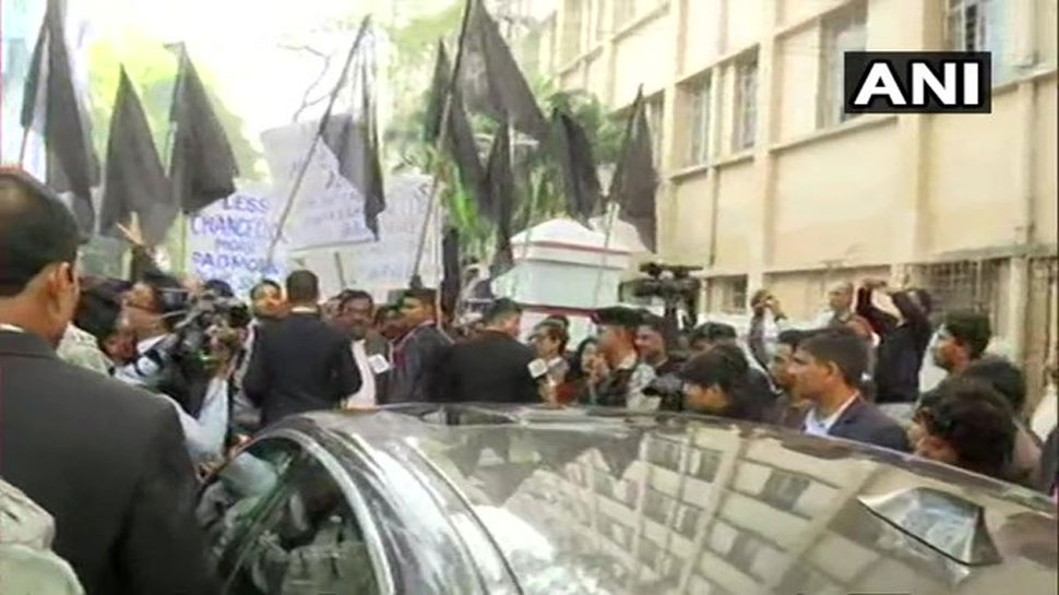 NRC के खिलाफ जाधवपुर यूनिवर्सिटी में विरोध प्रदर्शन, छात्रों ने राज्‍यपाल को दिखाए काले झंडे