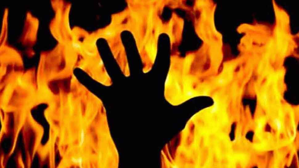 जबलपुर: जिंदा जलाई गई किशोरी की हुई मौत, दबंगों ने छोटी सी बात पर लगा दी थी आग जबलपुर: जिंदा जलाई गई किशोरी की हुई मौत, दबंगों ने छोटी सी बात पर लगा दी थी आग