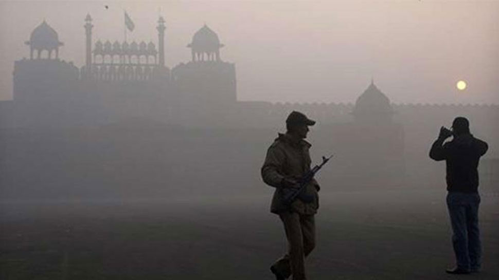 दिल्ली: ठंड भरी सुबह के साथ हुई क्रिसमस के दिन की शुरुआत, वायु की गुणवत्ता 'बहुत खराब' दिल्ली: ठंड भरी सुबह के साथ हुई क्रिसमस के दिन की शुरुआत, वायु की गुणवत्ता 'बहुत खराब'