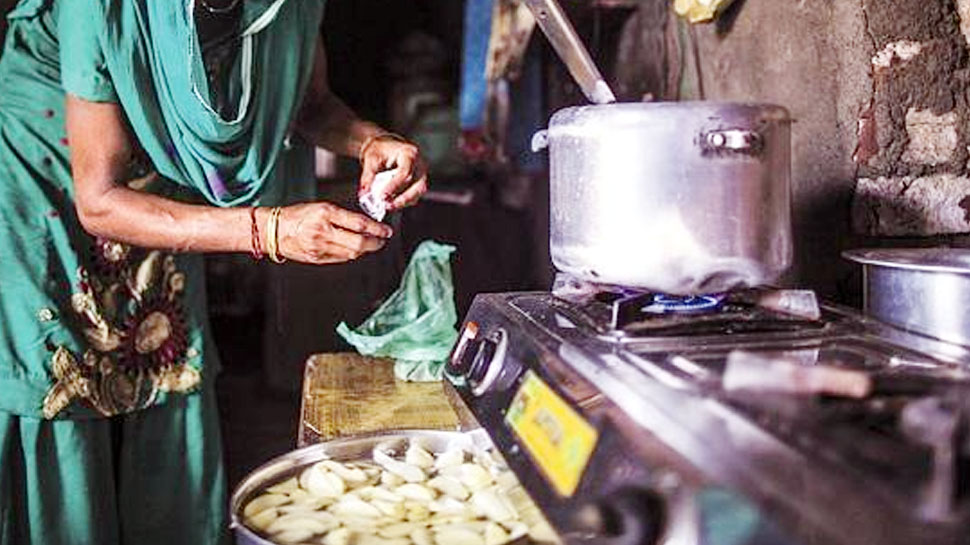 पाकिस्तान में रसोई गैस की भारी किल्लत से मचा हाहाकार, घरों में लकड़ी जलाकर पकाना पड़ रहा खाना